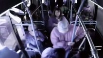 Esta mujer empuja brutalmente a un anciano de 74 años en un autobús en Las Vegas y lo mata