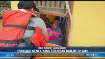 Detik-detik Anggota Brimob Evakuasi Nenek yang Terjebak Banjir 12 Jam