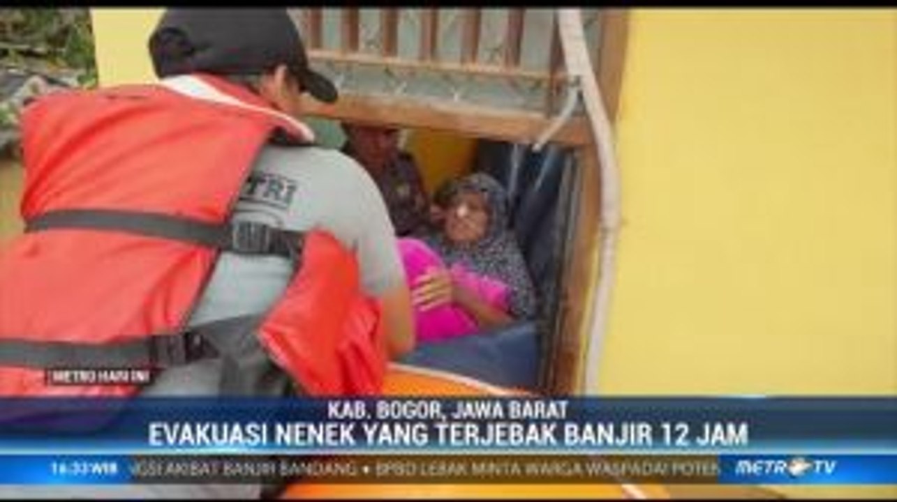Detik-detik Anggota Brimob Evakuasi Nenek yang Terjebak Banjir 12 Jam