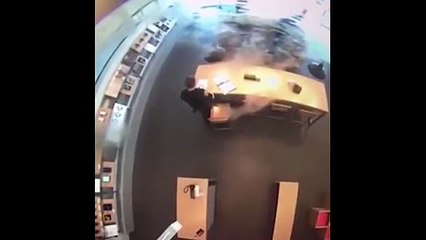 El ladrón desarma a un policía torpe y le apunta con su propia pistola