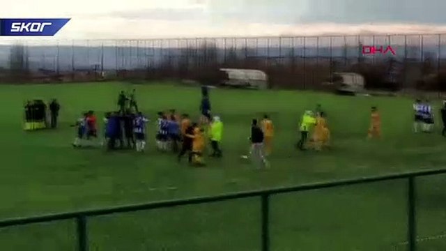Futbolcuların kavgasını polis havaya ateş açarak sonlandırdı