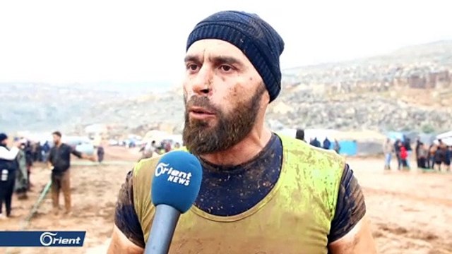 مباراة كرة قدم لأطفال المخيمات يقيمها نشطاء على أرض موحلة في ريف إدلب