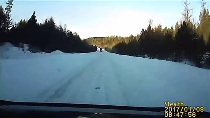 Sur une route enneigée, une voiture arrive en contre-sens !