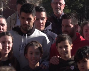 Barça - Messi et Suárez rendent visite à des enfants hospitalisés