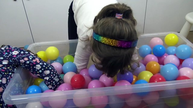 Disney Brinquedos Puppy - Disney Junior - Brincando no Balde de Bolinha Coloridas