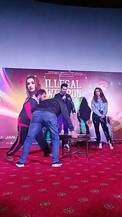 LIVE - Illegal Weapon 2.0 Song - Street Dancer 3D