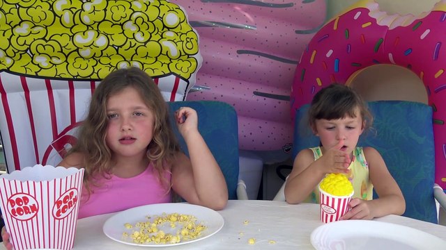 Comendo Doces, Pipocas e Doces Coloridos