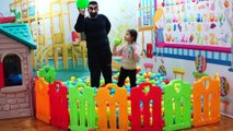 Nur Dedesi ile Oyun Havuzunda Renkli Toplarla Top Atma Oyunu Oynuyor Hiçbirini Atamıyor Çocuk