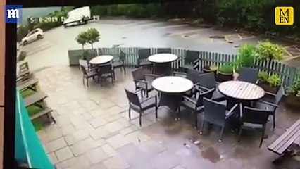 Estos ladrones se levantan en 2 minutos el mobiliario externo de un pub
