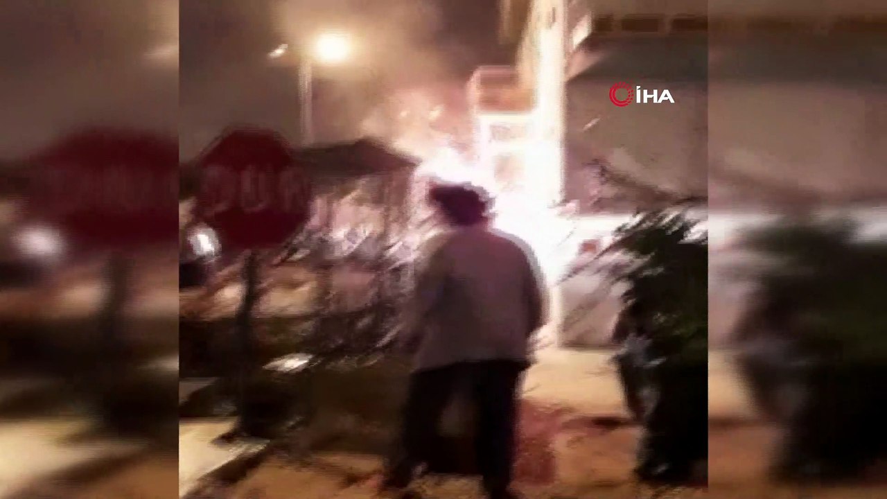 Yanan araçta can pazarı...Kamyonetle çarpışan minibüs evin duvarın çarpıp alev aldı