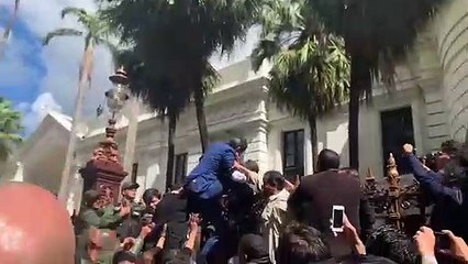 Así saltó Juan Guaidó la verja de la Asamblea Nacional para intentar evitar el golpe de Estado chavista