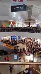 Vídeo mostra resgate de criança presa em escada rolante no ES