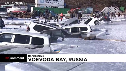 Russie : des voitures coulent dans un lac gelé