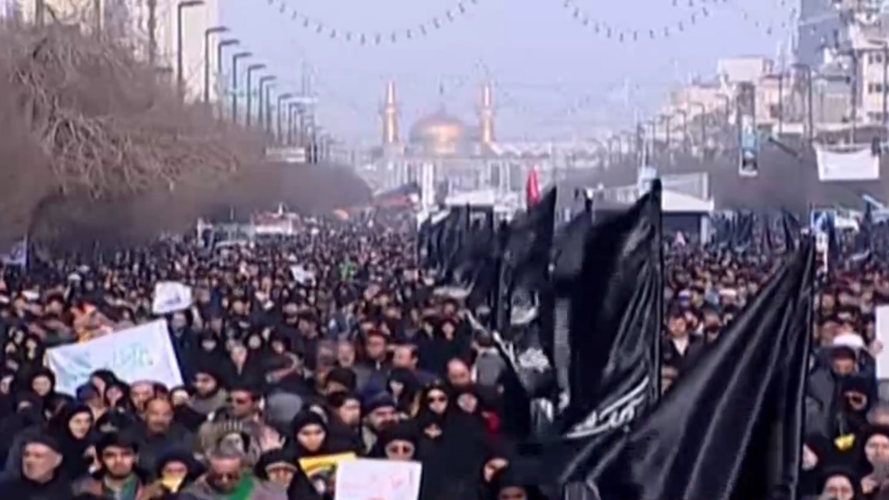 الإيرانيون يشيعون سليماني وقادتهم يتوعدون أميركا بالانتقام