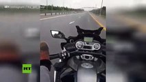 Este 'youtuber' se graba en su moto con los pies a 100 km/h y muere horas después en un brutal accidente
