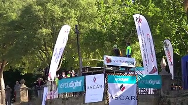 El terrible momento en que este paracaidista se rompe una pierna al chocar contra un muro