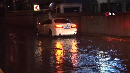 Lüks otomobil su birikintisi içerisinde mahsur kaldı