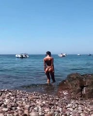 El vídeo de Emily Ratajkowski en la playa que hace a algunos barcos 'encallar'