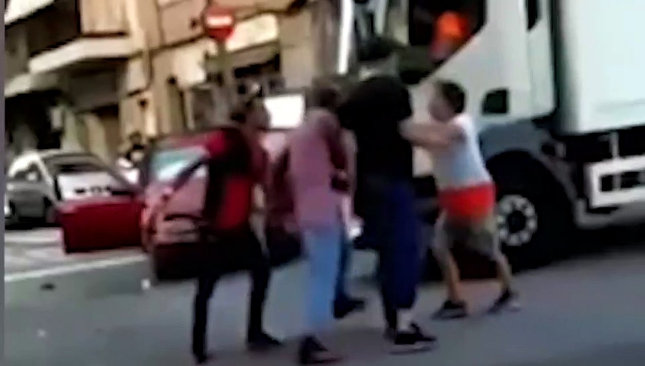 Dos cobardes dan esta paliza a un camionero que quiso evitar una agresión machista en Hospitalet