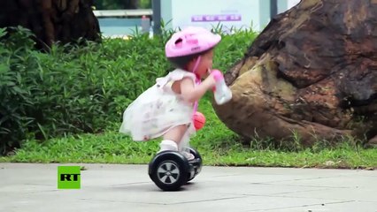 Esta niña de menos de dos años se hace viral por su habilidad con un patinete eléctrico