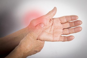 ¿Tienes artritis? Estos ejercicios de yoga pueden aliviarte