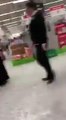 Hilarante reacción de una mujer al pillarla con objetos robados bajo su vestimenta musulmana en un centro comercial