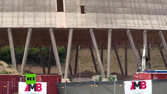 Impactantes imagenes de la demolición de la torre de enfriamiento de una central nuclear alemana