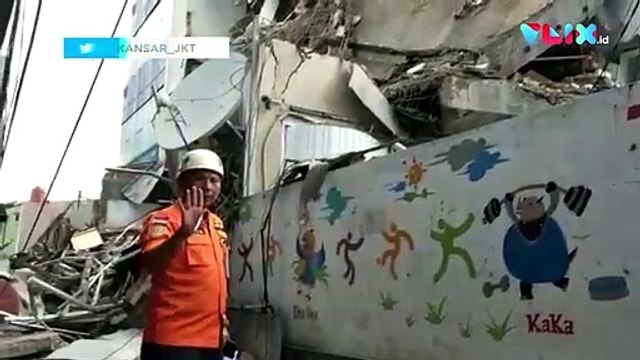 VIDEO: Ngeri! Bangunan Gedung di Slipi Roboh