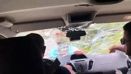 La terrible pesadilla de una familia española en Albania: 3 kilómetros con un loco violento subido al capó