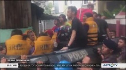 Tim SAR Brimob Polda Metro Jaya Bantu Evakuasi Korban Banjir di Pondok Kelapa