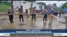 Brimob Bantu Bersihkan Lumpur Sisa Banjir di Bekasi