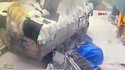 Üzerine kumaş balyaları düşen kişi feci şekilde can verdi... O anlar kamerada