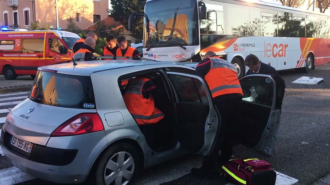 Martigues : accident entre un car et une voiture