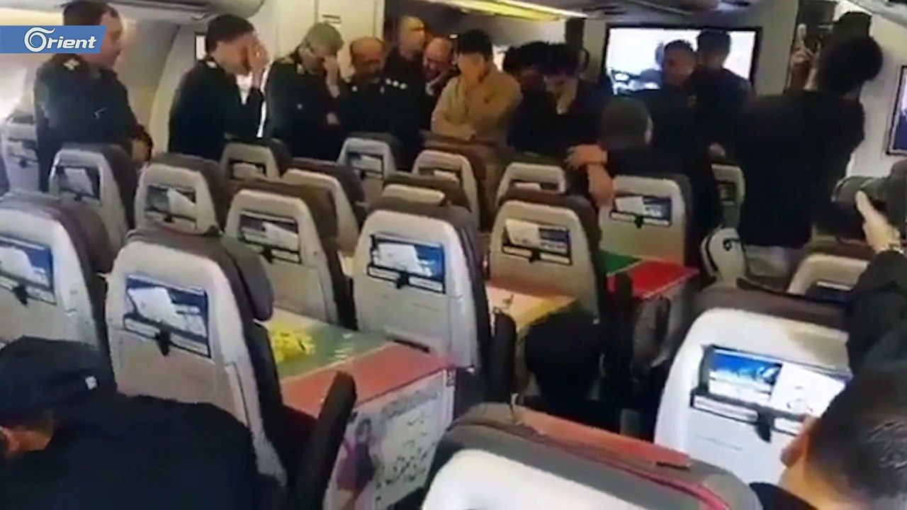 شاهد لطمية شيعية داخل الطائرة التي نقلت جثة سليماني