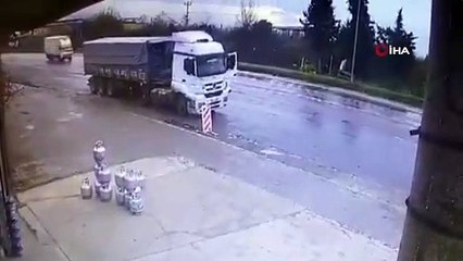 Kamyonet kaygan yolda böyle devrildi