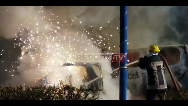 Digjet një 'Smart' dhe furgoni i Policisë Bashkiake të Kamzës, momenti kur shuhen flakët