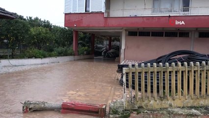 Kumluca'da taşan dere su baskınına sebep oldu