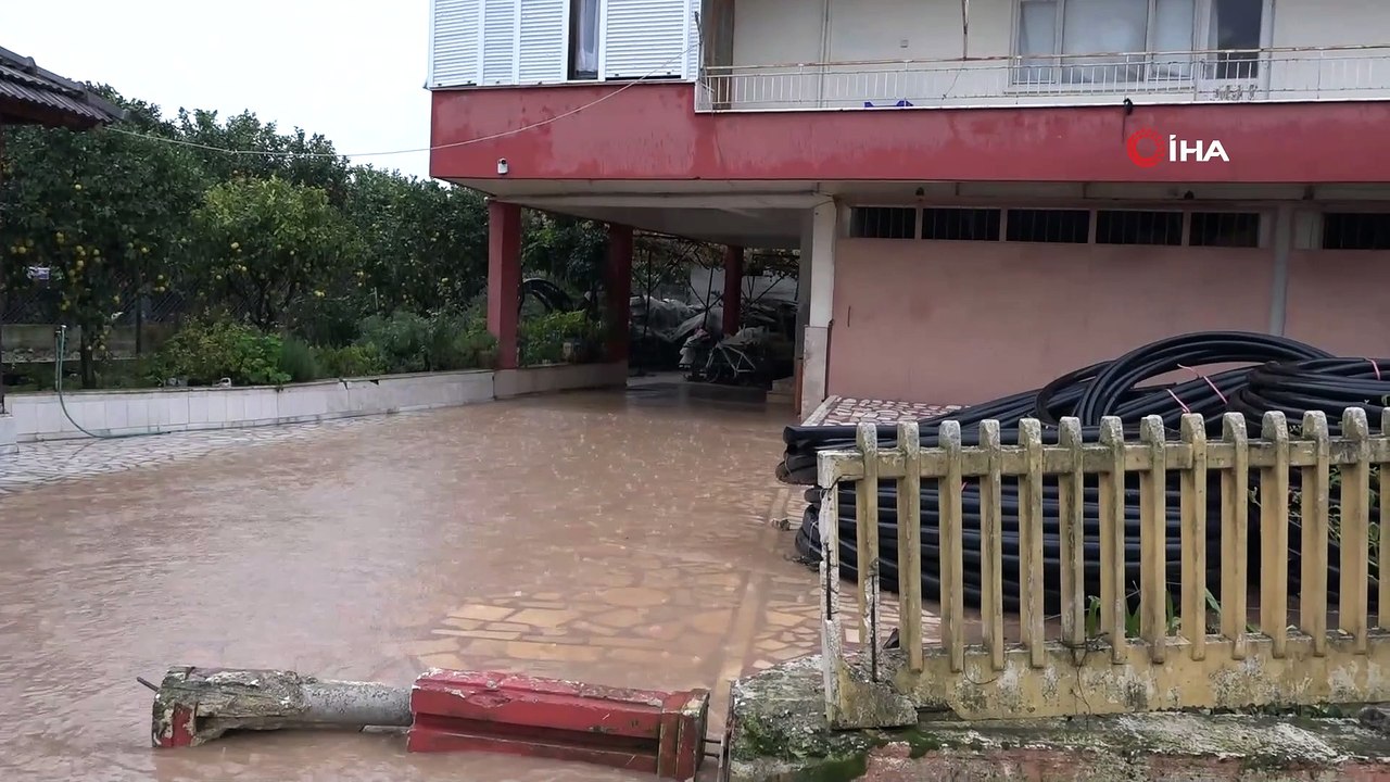 Kumluca'da taşan dere su baskınına sebep oldu