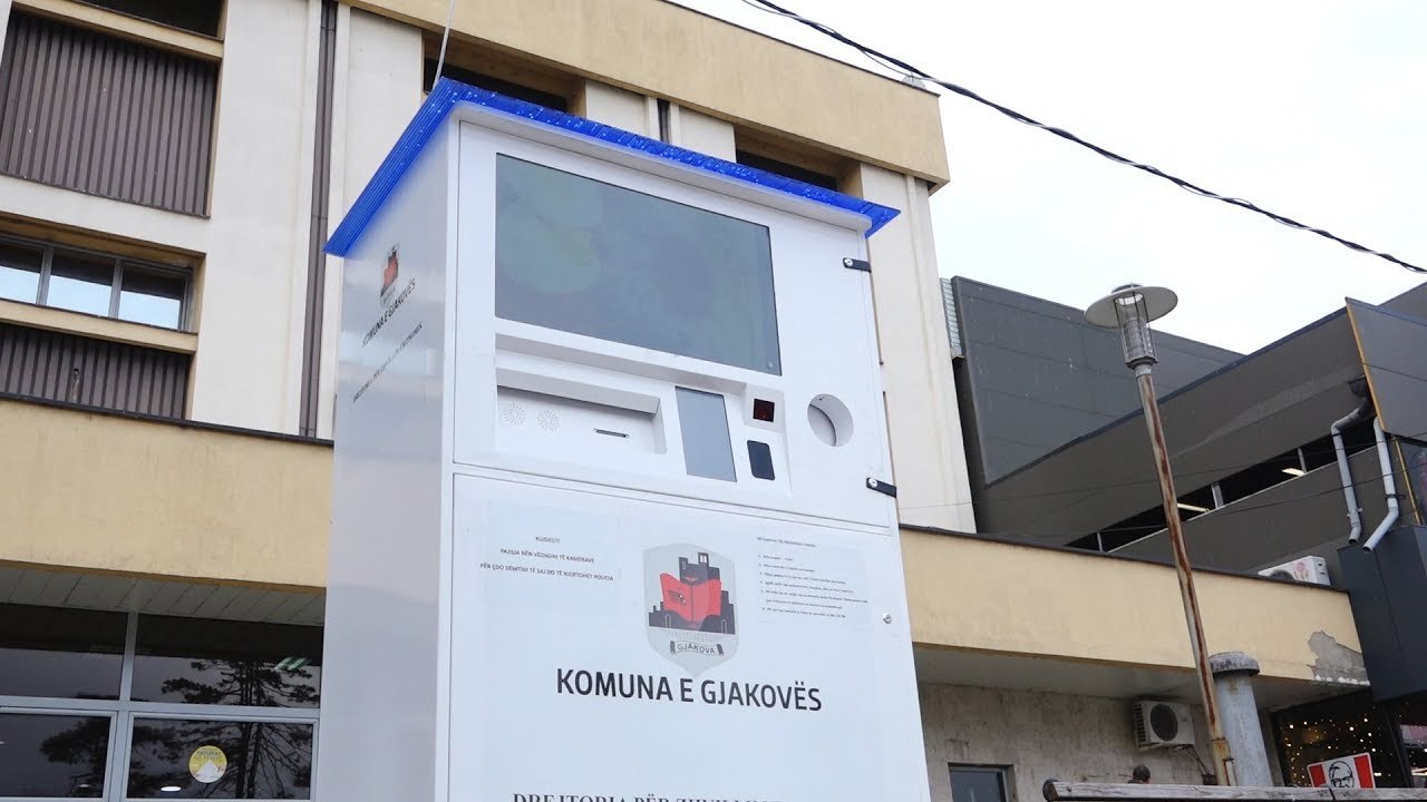 Komuna e Gjakovës bëhet me aparaturë për reciklimin e shishes së plastikës  dhe kanaqes-Lajme