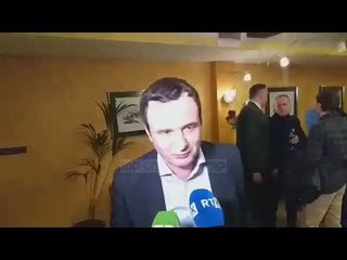Tha që nuk ishte në Prishtinë për takimin me Thaçin, Kurti fotografohet me gazetarët