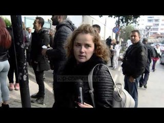 Në radhë për pasaporta/ Dyndje për shkak të kthimit të emigrantëve