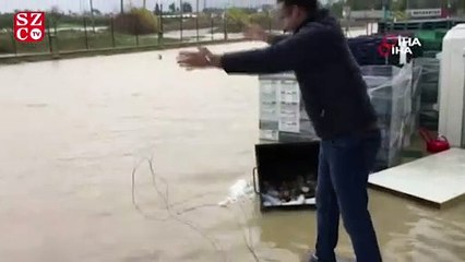 Antalya'da sağanak yağmurda el yapımı sal çaresi