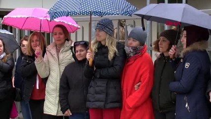 İzmir özel okulun velilerinden 'öğretmen maaşları ödensin' çağrısı