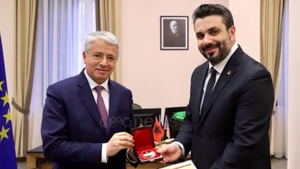 Ora News - Ndihmoi në lirimin e Alvin, Medalje mirënjohjeje për konsullin e nderit në Liban