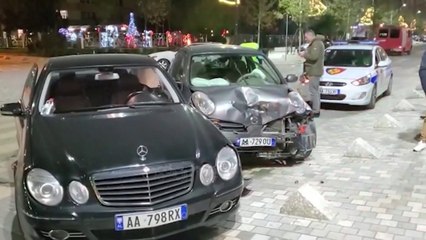 Ora News - Vlorë, makinat përplasen në bulevardin e ri