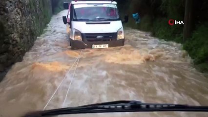 Yağmur suyunda mahsur kalan aracı itfaiye ekipleri kurtardı