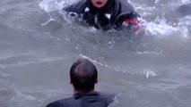 Haliç'teki haç çıkarma töreninde suya atlayan bir kişi fenalaştı