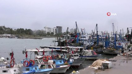 Mersin'de sağanak yağış etkili oluyor