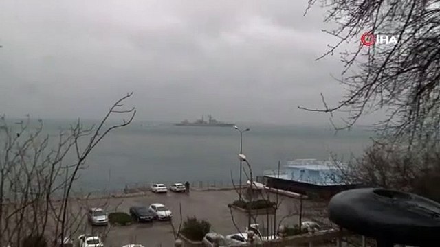 Rus savaş gemisi, Boğaz'da sürüklendi; Kabataş'a yanaşamayınca Kadıköy'e demirledi
