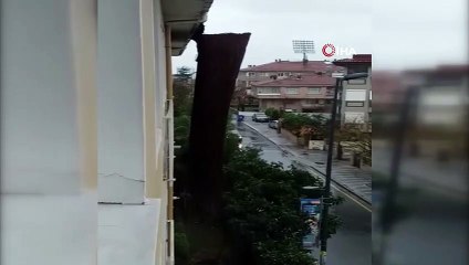 Üsküdar'da fırtınada kopan çatının parçası tehlikeli anlar yaşattı